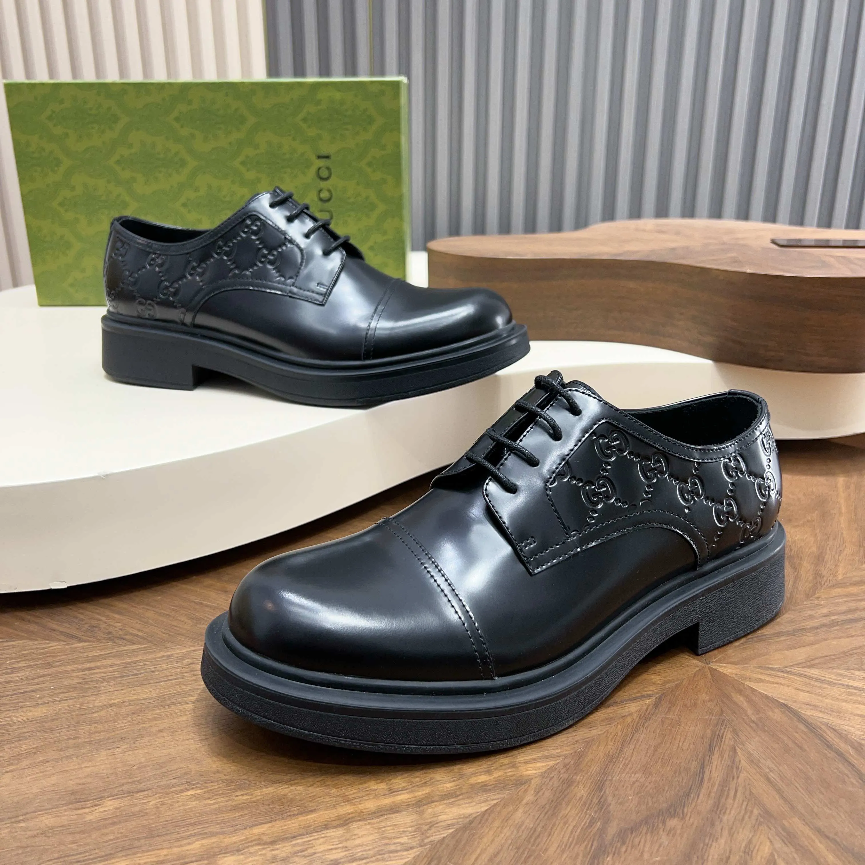 💰780 Gucci/Gucci new men’s lace-up shoes with GG details, matte cow leather derby shoes! The design of this men's lace-up shoe is rooted in the brand's heritage. Crafted from premium waxed cow leather, it is embellished with GG printed embossed suede leather details, a nod to Gucci's iconic monogram. The rubber sole decorated with GG pattern adds a touch of modern fashion to this design. Typical three-joint style design. European and American classic version, full calfskin lining. The overall upper texture is soft and the lining is comfortable and breathable. 2CM thickened soft rubber sole, easy to control. Versatile and stylish upper foot, multiple colors available to meet different matching needs, complete package! Size: 39-40-41-42-43-44 leather shoe size (38.45.46 can be customized)
